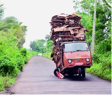 Overload in dangerous condition ... | धोकादायक स्थितीत ओव्हरलोड... Overload in dangerous condition ... | धोकादायक स्थितीत ओव्हरलोड...