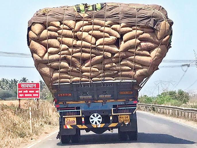 14 lakhs fine to the vehicle owners carrying overloaded goods, action of sub-regional transport department | ओव्हरलोड मालवाहतूक करणाऱ्या वाहनधारकांना १४ लाखांचा दंड, उपप्रदेशिक परिवहन विभागाची कारवाई 14 lakhs fine to the vehicle owners carrying overloaded goods, action of sub-regional transport department | ओव्हरलोड मालवाहतूक करणाऱ्या वाहनधारकांना १४ लाखांचा दंड, उपप्रदेशिक परिवहन विभागाची कारवाई