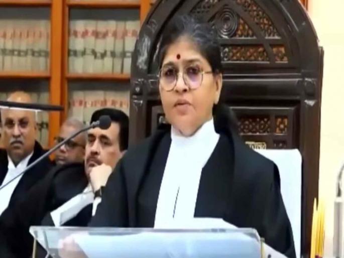 Heated exchange between Justice Sunita Agarwal and High Court Bar Association President Advocate Brijesh Trivedi in the Gujarat HC | "फार बोलता"; गुजरात हायकोर्टात सुनावणीदरम्यान खडाजंगी, वकिलाने न्यायमूर्तींनाच सुनावले Heated exchange between Justice Sunita Agarwal and High Court Bar Association President Advocate Brijesh Trivedi in the Gujarat HC | "फार बोलता"; गुजरात हायकोर्टात सुनावणीदरम्यान खडाजंगी, वकिलाने न्यायमूर्तींनाच सुनावले