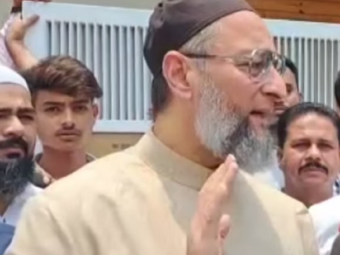 As Manipur burns, PM busy promoting 'The Kerala Story'; Owaisi slams him | मणिपूर जळत असताना पंतप्रधान 'द केरळा स्टोरी'च्या प्रमोशनमध्ये व्यस्त;ओवेसींची घणाघाती टीका As Manipur burns, PM busy promoting 'The Kerala Story'; Owaisi slams him | मणिपूर जळत असताना पंतप्रधान 'द केरळा स्टोरी'च्या प्रमोशनमध्ये व्यस्त;ओवेसींची घणाघाती टीका