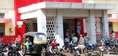 Encroachment on parking space in Solapur will be removed; Parking plan will also be prepared! | सोलापुरातील पार्किंगच्या जागेतील अतिक्रमणं हटवणार; वाहनतळांचा आराखडाही तयार होणार ! Encroachment on parking space in Solapur will be removed; Parking plan will also be prepared! | सोलापुरातील पार्किंगच्या जागेतील अतिक्रमणं हटवणार; वाहनतळांचा आराखडाही तयार होणार !