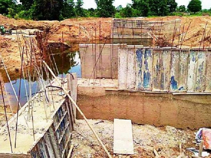 Nashik: Zilla Parishad Chief Executive Officer Ashima Mittal inspected the works being done by the construction department | निकृष्ट काम, सीईओंकडून जागीच पंचनामा; ठेकेदार काळ्या यादीत टाकण्याचे आदेश Nashik: Zilla Parishad Chief Executive Officer Ashima Mittal inspected the works being done by the construction department | निकृष्ट काम, सीईओंकडून जागीच पंचनामा; ठेकेदार काळ्या यादीत टाकण्याचे आदेश