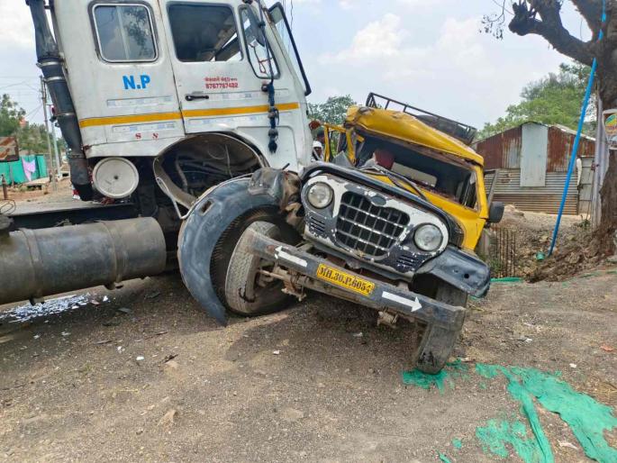 Trailer hits passenger vehicle; Seven serious, incident at Takrkhed Helga | ट्रेलरची प्रवासी वाहनास धडक; सात गंभीर, टाकरखेड हेलगा येथील घटना Trailer hits passenger vehicle; Seven serious, incident at Takrkhed Helga | ट्रेलरची प्रवासी वाहनास धडक; सात गंभीर, टाकरखेड हेलगा येथील घटना