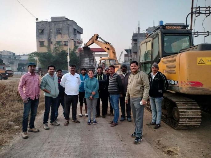 Tehsildar Geeta Gaikwad of Pimpri-Chinchwad took action against the sand mafia | महिला तहसिलदाराची धडाकेबाज कारवाई; पहाटे ३ ला डंपरमधून जाऊन रोखली वाळू तस्करी  Tehsildar Geeta Gaikwad of Pimpri-Chinchwad took action against the sand mafia | महिला तहसिलदाराची धडाकेबाज कारवाई; पहाटे ३ ला डंपरमधून जाऊन रोखली वाळू तस्करी