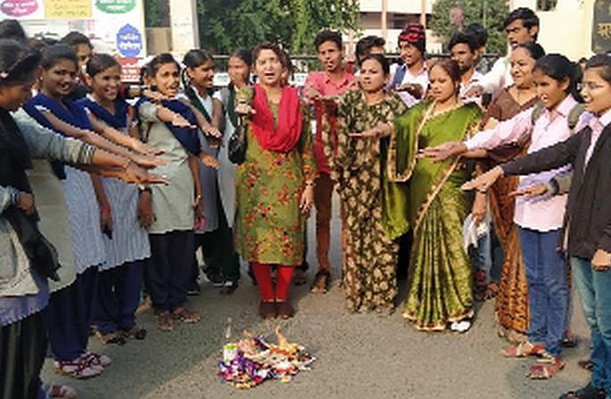  Gutka Gourmet Holi on New Year's Eve | नववर्षाच्या पूर्वसंध्येस गुटका दारूची होळी