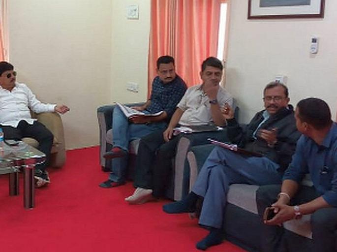 Find a way to quench the pits in the bus station | बसस्थानकातील खड्डे बुजविण्यासाठी मार्ग काढा Find a way to quench the pits in the bus station | बसस्थानकातील खड्डे बुजविण्यासाठी मार्ग काढा