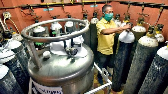 Shocking; Even working 24 hours in three shifts did not meet the need for oxygen | धक्कादायक; तीन शिफ्टमध्ये २४ तास काम करूनही ऑक्सिजनची गरज भागेना