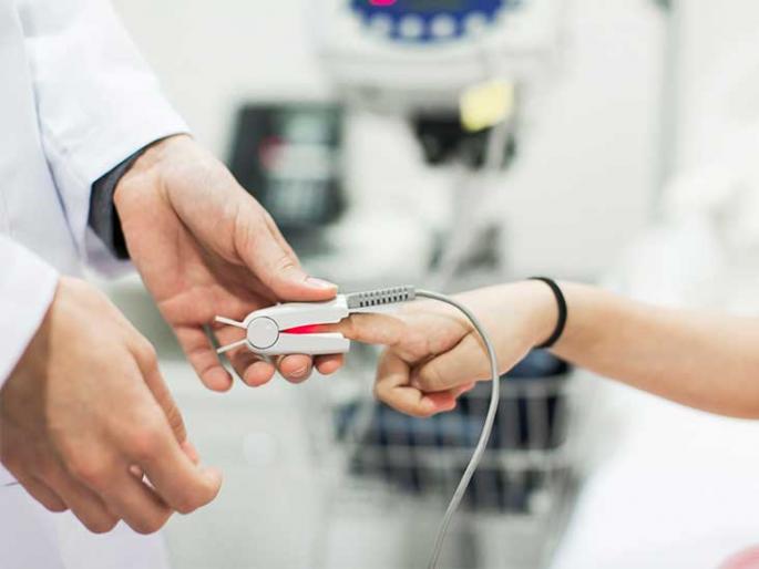 Corona enhances Solapurkar's friendship with pulse-oximeter! | कोरोनामुळे पल्स-ऑक्सिमीटरशी सोलापूरकरांची दोस्ती वाढली ! Corona enhances Solapurkar's friendship with pulse-oximeter! | कोरोनामुळे पल्स-ऑक्सिमीटरशी सोलापूरकरांची दोस्ती वाढली !