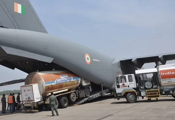 Air Force imports 352 empty oxygen cylinders | वायुदलाने विदेशातून आणली ३५२ रिकामी ऑक्सिजन सिलिंडर्स Air Force imports 352 empty oxygen cylinders | वायुदलाने विदेशातून आणली ३५२ रिकामी ऑक्सिजन सिलिंडर्स
