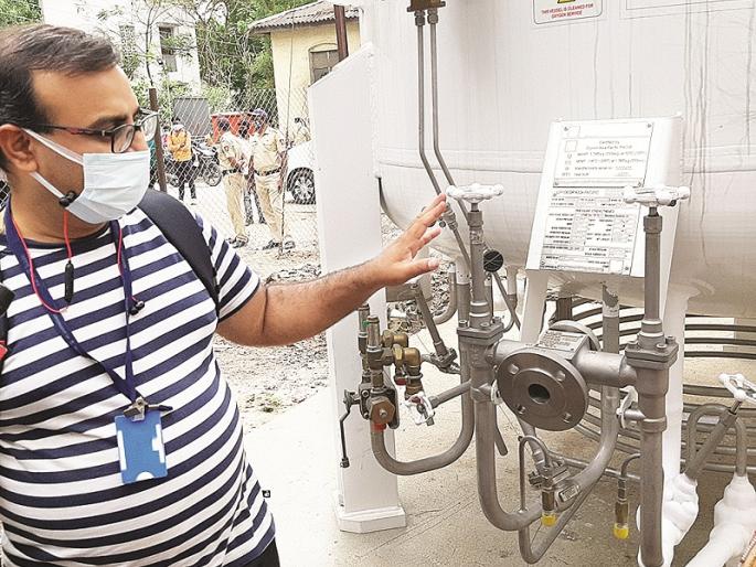 ... says training from suppliers; The tanker driver fills the tank with oxygen | ...म्हणे पुरवठादारांकडून प्रशिक्षण; टँकरचालकच भरतो टँकमध्ये ऑक्सिजन