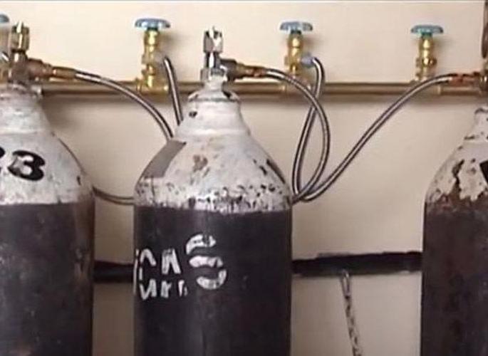Oxygen cylinder tubes in Akola GMC leak frequently! | जीएमसीत ऑक्सिजन सिलिंडरच्या नळ्या वारंवार होताहेत लीक!