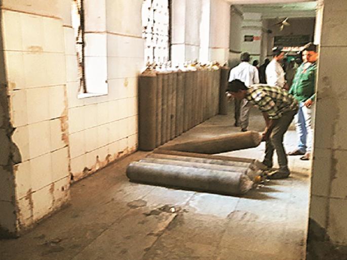 Ghati Civil Hospital Driving dangerously from the crowd | घाटी रुग्णालयात ‘आॅक्सिजन सिलिंडर’चे संकट; गर्दीतून होते धोकादायकरीत्या ने-आण Ghati Civil Hospital Driving dangerously from the crowd | घाटी रुग्णालयात ‘आॅक्सिजन सिलिंडर’चे संकट; गर्दीतून होते धोकादायकरीत्या ने-आण