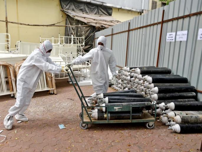 a puncture wala in sheopur gave 90 oxygen cylinder to patients | Oxygen Shortage: देवदूत! पंक्चर काढणाऱ्याने ६० वर्षीय नागरिकाने दिले ९० ऑक्सिजन सिलेंडर; रुग्णांना दिलासा   a puncture wala in sheopur gave 90 oxygen cylinder to patients | Oxygen Shortage: देवदूत! पंक्चर काढणाऱ्याने ६० वर्षीय नागरिकाने दिले ९० ऑक्सिजन सिलेंडर; रुग्णांना दिलासा