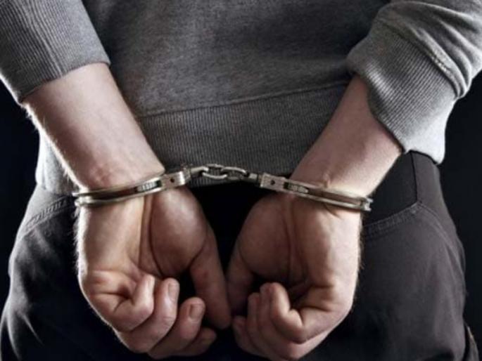 Two-wheeler youth arrested for terrorizing by throwing a machete | कोयता भिरकावून दहशत माजवल्याप्रकरणी दुचाकीस्वार तरूणाला अटक Two-wheeler youth arrested for terrorizing by throwing a machete | कोयता भिरकावून दहशत माजवल्याप्रकरणी दुचाकीस्वार तरूणाला अटक