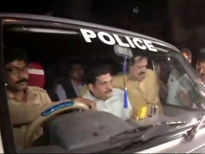 Kolkata Police detains the CBI team; central and west Bengal will fight | पश्चिम बंगालमध्ये तणाव; सीबीआयच्या अधिकाऱ्यांना पोलिसांनी घेतले ताब्यात