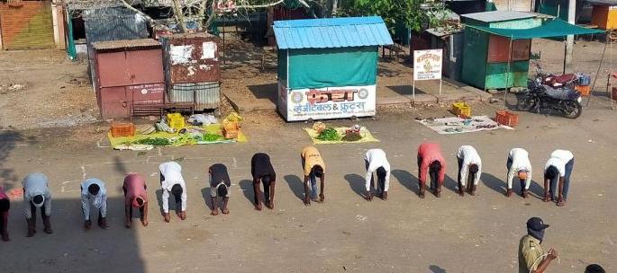 Police take action against farmers at Bhalegoan bazar | भालेगाव बाजार येथे निश्चित वेळेत भाजीपाला विकणाऱ्या शेतकऱ्यांना पोलिसांकडून मारहाण