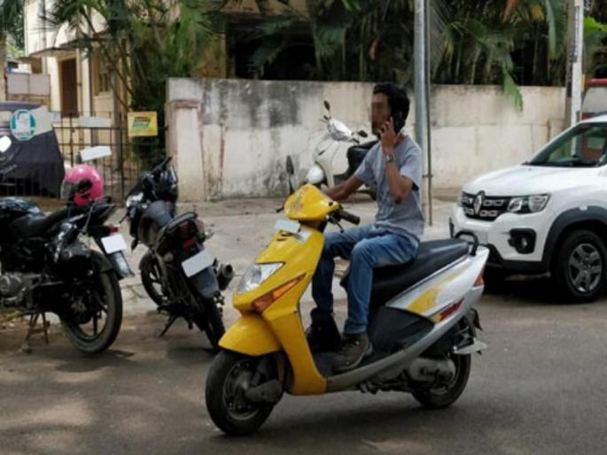 Driving while talking on mobile phone Risk of accident fine is also big | Traffic Rules: मोबाइलवर बोलत वाहन चालवताय? अपघाताचा धोका, दंडही लई मोठा...! Driving while talking on mobile phone Risk of accident fine is also big | Traffic Rules: मोबाइलवर बोलत वाहन चालवताय? अपघाताचा धोका, दंडही लई मोठा...!