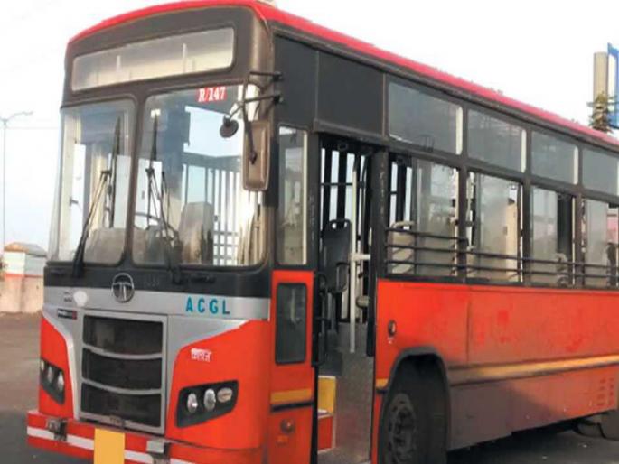Two tires of stopped PMP bus fission , crash was avoided | थांबलेल्या पीएमपी बसचे दोन टायर फुटले, दुर्घटना टळली Two tires of stopped PMP bus fission , crash was avoided | थांबलेल्या पीएमपी बसचे दोन टायर फुटले, दुर्घटना टळली