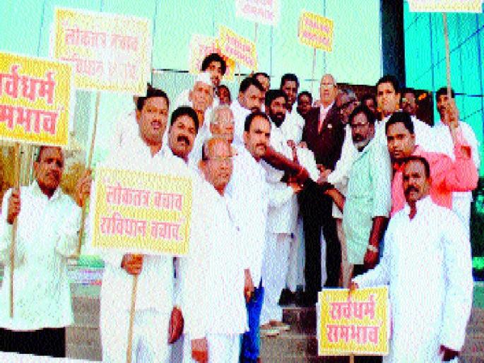 Congress's morcha in peace, government protests | काँग्रेसचा मोर्चा शांततेत, सरकारचा केला निषेध    Congress's morcha in peace, government protests | काँग्रेसचा मोर्चा शांततेत, सरकारचा केला निषेध