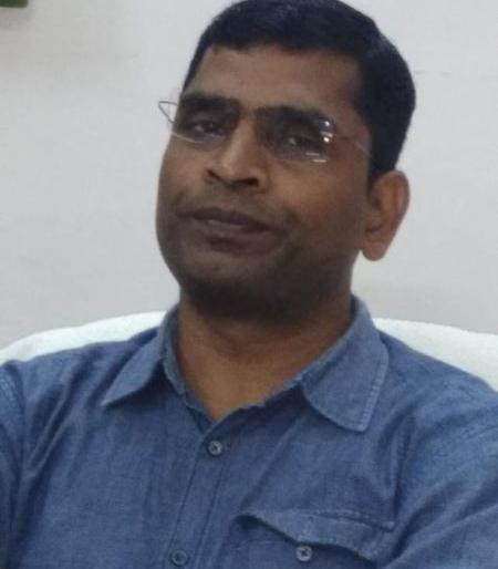 Deadly attack on Tahasildar by Sandmafiyas : 15 km by hanging Tipper Travel | रेतीमाफियांचा तहसीलदारांवर जीवघेणा हल्ला : टिप्परला लटकून १५ कि.मी. प्रवास Deadly attack on Tahasildar by Sandmafiyas : 15 km by hanging Tipper Travel | रेतीमाफियांचा तहसीलदारांवर जीवघेणा हल्ला : टिप्परला लटकून १५ कि.मी. प्रवास