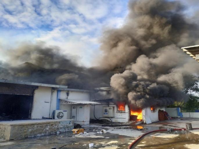A huge fire broke out at a sanitizer manufacturing company at Pirangut MID in Pune | BREAKING: पुण्यात MIDC मधील सॅनिटायझर तयार करणाऱ्या कंपनीला भीषण आग,२० जणांचा होरपळून मृत्यू A huge fire broke out at a sanitizer manufacturing company at Pirangut MID in Pune | BREAKING: पुण्यात MIDC मधील सॅनिटायझर तयार करणाऱ्या कंपनीला भीषण आग,२० जणांचा होरपळून मृत्यू