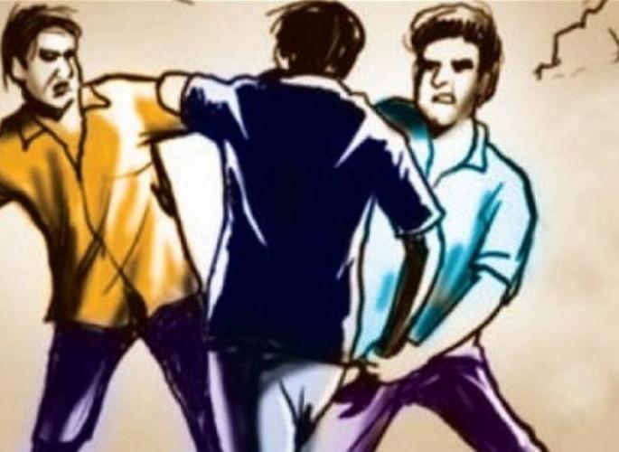 Secretly kicked for refusing to drink alcohol | दारू पिण्यास मनाई केल्याने गुप्त अंगावर मारली लाथ Secretly kicked for refusing to drink alcohol | दारू पिण्यास मनाई केल्याने गुप्त अंगावर मारली लाथ