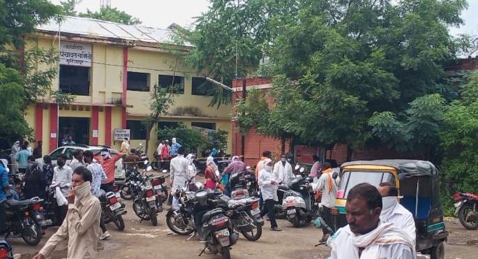 'Home quarantine' corona patients wandering in murtijapur city | 'होम क्वारंटीन' कोरोनाबाधित रुग्णांचा मुक्तसंचार 'Home quarantine' corona patients wandering in murtijapur city | 'होम क्वारंटीन' कोरोनाबाधित रुग्णांचा मुक्तसंचार