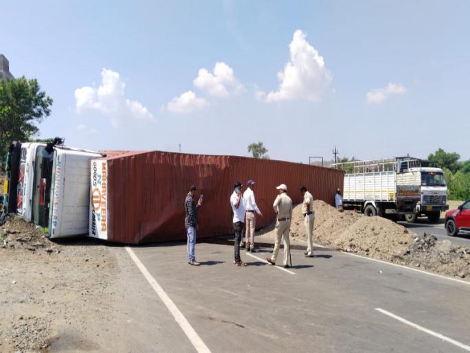 The container overturned in an attempt to save the car; Traffic stopped for 4 hours, incident on Pune Nashik highway | कारला वाचवण्याच्या प्रयत्नात कंटेनर पलटी; ४ तास वाहतूक ठप्प, पुणे नाशिक महामार्गारील घटना The container overturned in an attempt to save the car; Traffic stopped for 4 hours, incident on Pune Nashik highway | कारला वाचवण्याच्या प्रयत्नात कंटेनर पलटी; ४ तास वाहतूक ठप्प, पुणे नाशिक महामार्गारील घटना