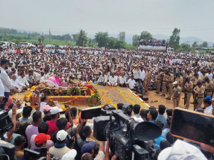Congress MLA P.N Patil was cremated with state pomp | Kolhapur: काँग्रेसचे आमदार पी.एन.पाटील अनंतात विलीन, हजारोंच्या उपस्थितीत शासकीय इतमामात अंत्यसंस्कार  Congress MLA P.N Patil was cremated with state pomp | Kolhapur: काँग्रेसचे आमदार पी.एन.पाटील अनंतात विलीन, हजारोंच्या उपस्थितीत शासकीय इतमामात अंत्यसंस्कार