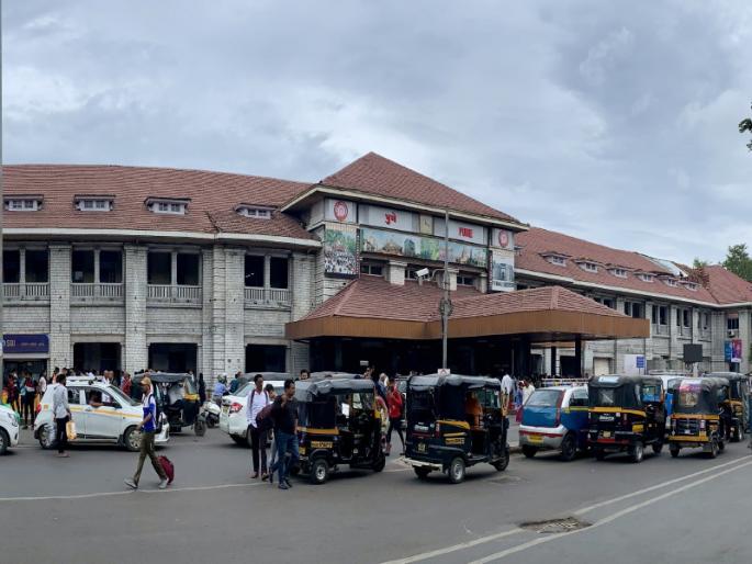 Action against 560 unauthorized vendors at Pune railway station Dhadak campaign of railway administration | पुणे रेल्वे स्थानकावरील अनधिकृत ५६० विक्रेत्यांवर कारवाई; रेल्वे प्रशासनाची धडक मोहीम Action against 560 unauthorized vendors at Pune railway station Dhadak campaign of railway administration | पुणे रेल्वे स्थानकावरील अनधिकृत ५६० विक्रेत्यांवर कारवाई; रेल्वे प्रशासनाची धडक मोहीम