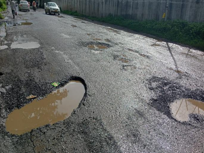 Don't travel on the Pune-Satara road, Dad! Potholes at places, many incidents of vehicle tires bursting | पुणे-सातारा रस्त्याने प्रवास नको रे बाबा! जागोजागी खड्डे, वाहनांच्या टायर फुटण्याच्या अनेक घटना