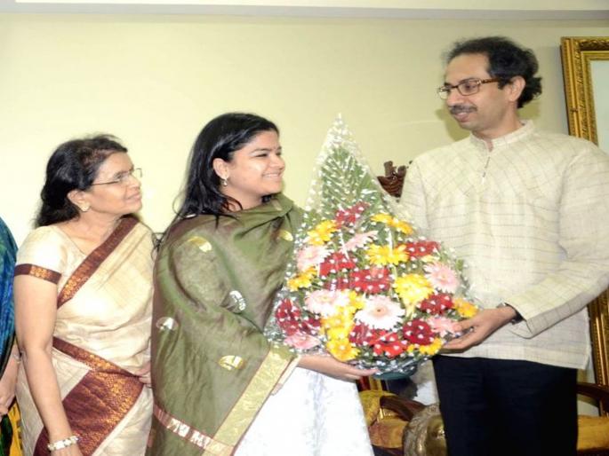 Lok Sabha elections 2019 - BJP Candidate Poonam Mahajan met Uddhav Thackeray | युवासेनेची नाराजी दूर करण्यासाठी पूनम महाजन 'मातोश्री'च्या दारी Lok Sabha elections 2019 - BJP Candidate Poonam Mahajan met Uddhav Thackeray | युवासेनेची नाराजी दूर करण्यासाठी पूनम महाजन 'मातोश्री'च्या दारी
