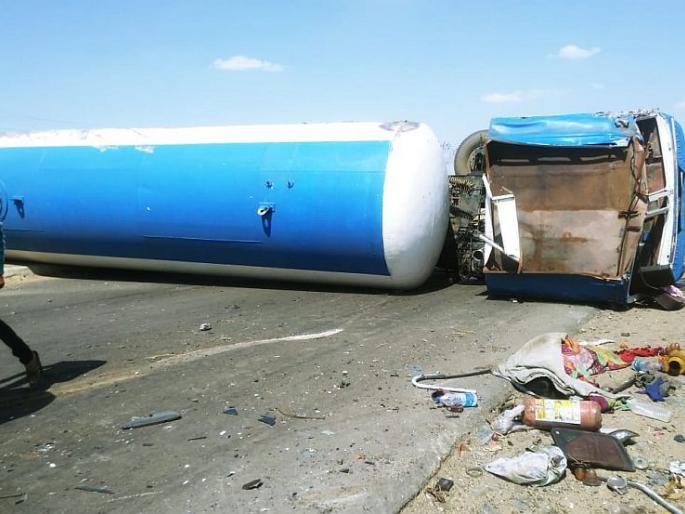 A gas tanker overturned near New Bhadane village | नवे भदाणे गावाजवळ गॅस भरलेला टँकर उलटला A gas tanker overturned near New Bhadane village | नवे भदाणे गावाजवळ गॅस भरलेला टँकर उलटला