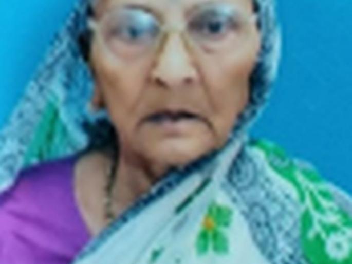 Girls living in Pune and Mumbai | पुणे व मुंबई येथे राहणाऱ्या मुलींनी घेतले मोबाईलद्वारे ‘आई’चे अंतिमदर्शन Girls living in Pune and Mumbai | पुणे व मुंबई येथे राहणाऱ्या मुलींनी घेतले मोबाईलद्वारे ‘आई’चे अंतिमदर्शन