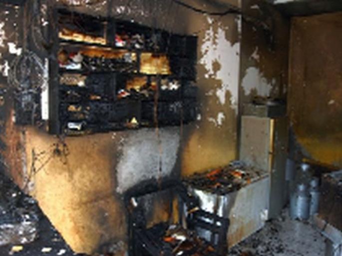 Fire injures two, and injures both | दूधडेअरीला आग, दोघांना दुखापत Fire injures two, and injures both | दूधडेअरीला आग, दोघांना दुखापत