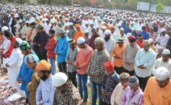 Collected Namaz pay with the river | नदीकाठी सामूहिक नमाज अदा Collected Namaz pay with the river | नदीकाठी सामूहिक नमाज अदा