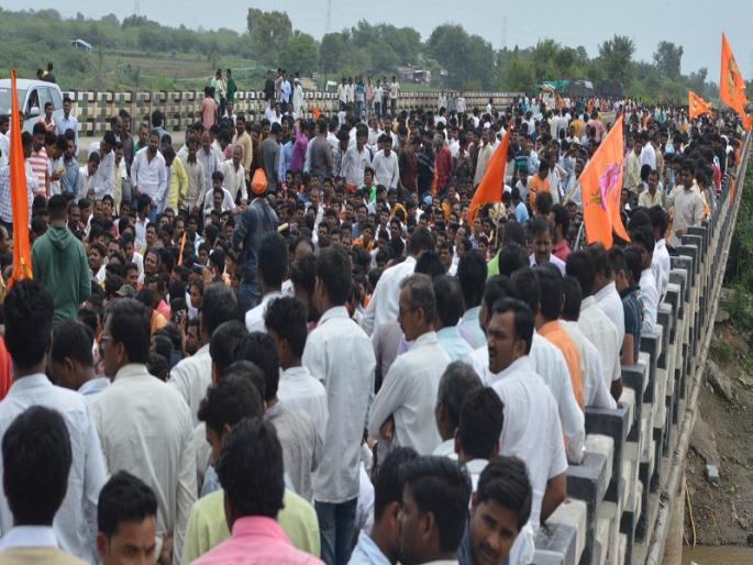 Maratha Kranti Morcha: The movement of the Maratha Kranti Morcha in Kaygawaon Toka adjourned for the Warakaris | Maratha Kranti Morcha : वारकऱ्यांच्या अडचणीमुळे मराठा क्रांती मोर्चाचे कायगाव टोका येथील आंदोलन स्थगित Maratha Kranti Morcha: The movement of the Maratha Kranti Morcha in Kaygawaon Toka adjourned for the Warakaris | Maratha Kranti Morcha : वारकऱ्यांच्या अडचणीमुळे मराठा क्रांती मोर्चाचे कायगाव टोका येथील आंदोलन स्थगित