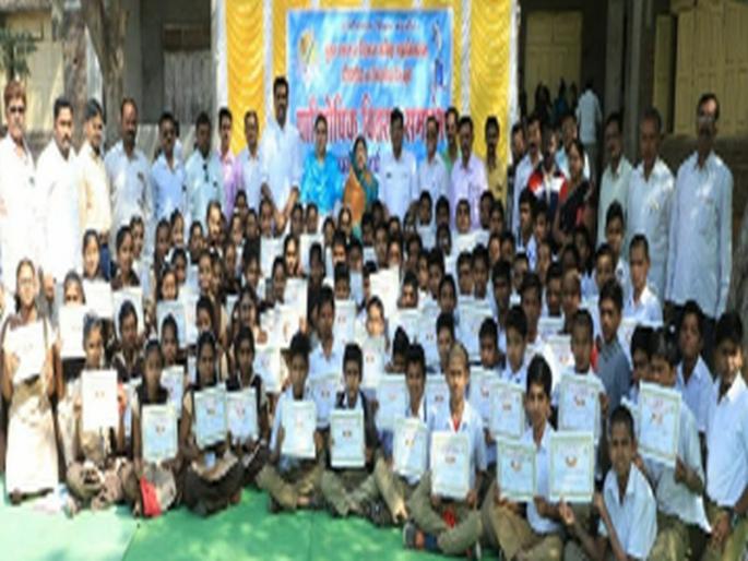 Scholarship for 102 students of Dondaicha New School | दोंडाईचा नूतन विद्यालयातील १०२ विद्यार्थ्यांना शिष्यवृत्ती Scholarship for 102 students of Dondaicha New School | दोंडाईचा नूतन विद्यालयातील १०२ विद्यार्थ्यांना शिष्यवृत्ती