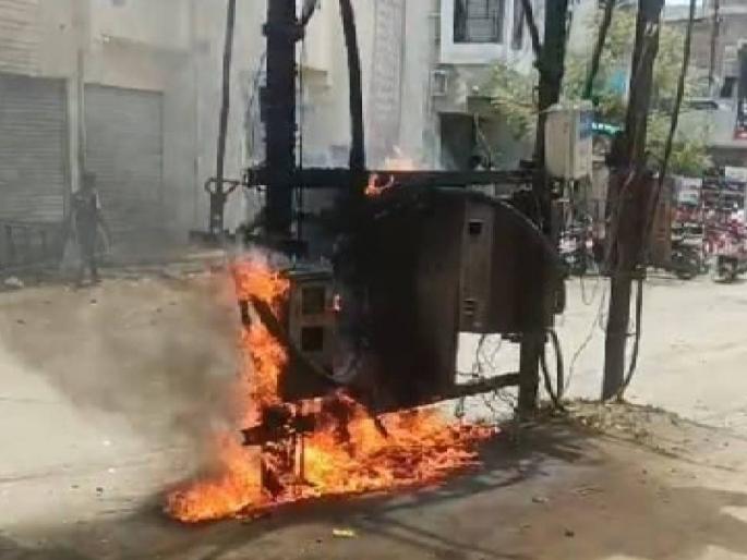 A fire broke out in the electrical circuit in Bhar Vasti. | भर वस्तीत विद्युत रोहित्राला लागली आग, परभणीच्या कडबी मंडी भागातील घटना A fire broke out in the electrical circuit in Bhar Vasti. | भर वस्तीत विद्युत रोहित्राला लागली आग, परभणीच्या कडबी मंडी भागातील घटना
