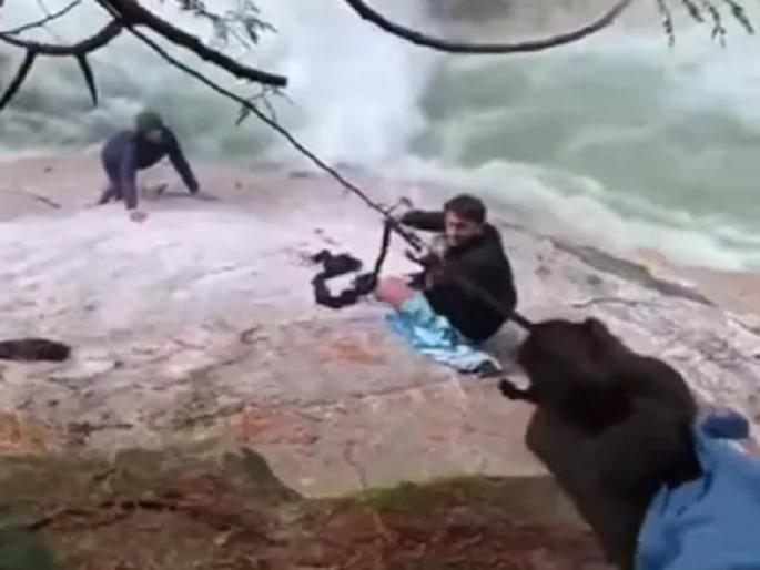 some sikh youth made rope of turbans to rescue two person trapped in the waterfall in canada | धबधब्यात अडकलेल्या दोघांना वाचण्यासाठी पगडीच्या सहाय्याने बनवली दोरी, पाहा VIDEO some sikh youth made rope of turbans to rescue two person trapped in the waterfall in canada | धबधब्यात अडकलेल्या दोघांना वाचण्यासाठी पगडीच्या सहाय्याने बनवली दोरी, पाहा VIDEO