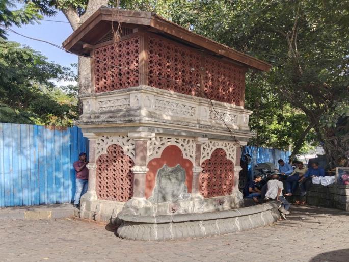 Satisfying the thirst of passers by in mumbai's drinking fountains | वाटसरूंची तहान भागविणारे मुंबईतील प्याऊ दुरावस्थेत..! Satisfying the thirst of passers by in mumbai's drinking fountains | वाटसरूंची तहान भागविणारे मुंबईतील प्याऊ दुरावस्थेत..!