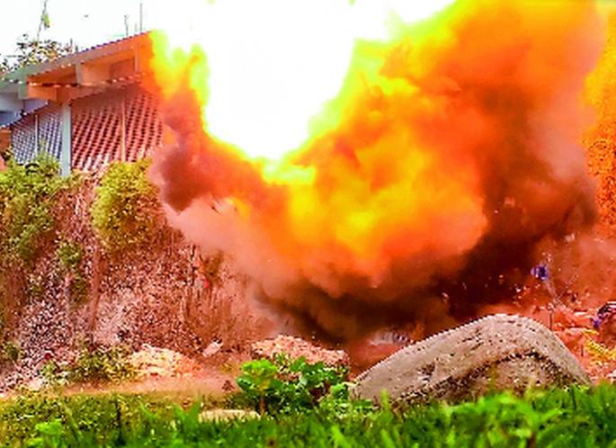 Two injured in Pak artillery attack | पाकच्या तोफमाऱ्यात दोन जखमी, भारताचं चोख प्रत्युत्तर Two injured in Pak artillery attack | पाकच्या तोफमाऱ्यात दोन जखमी, भारताचं चोख प्रत्युत्तर