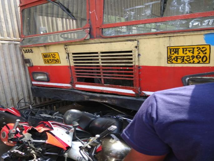 PMP bus hit two motorcycles, one car at dehuroad , three injured | देहूरोड येथे पीएमपीने दोन दुचाकी, एका मोटारीस ठोकले, तिघे जण जखमी PMP bus hit two motorcycles, one car at dehuroad , three injured | देहूरोड येथे पीएमपीने दोन दुचाकी, एका मोटारीस ठोकले, तिघे जण जखमी