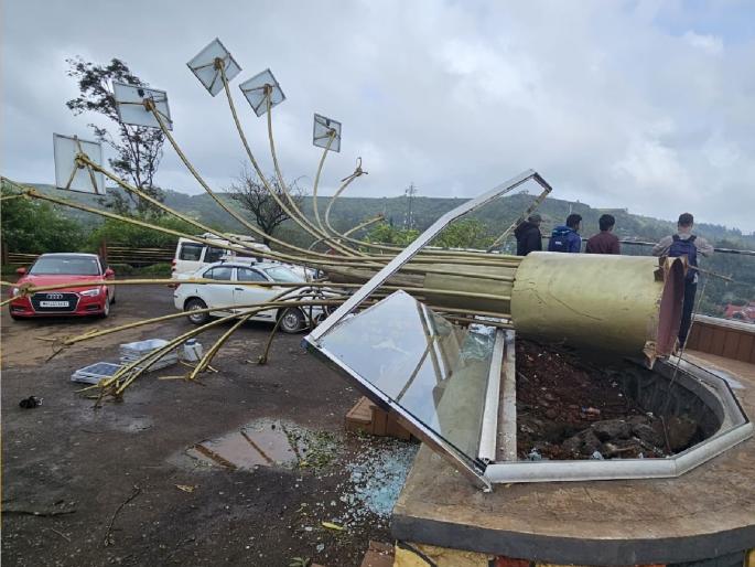 Panchgani Municipality's solar tree collapsed, Lakhs of rupees were wasted | Satara: पाचगणी पालिकेचा सोलर ट्री कोसळला!, निकृष्ट कामाचा नमुना चव्हाट्यावर 