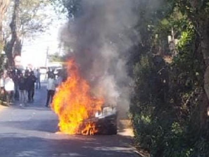 The thrill of burning car on Pachgani road, and loss of life was avoided | Satara News: वाई-पाचगणी रस्त्यावर 'बर्निंग कार'चा थरार, ..अन् जिवितहानी टळली The thrill of burning car on Pachgani road, and loss of life was avoided | Satara News: वाई-पाचगणी रस्त्यावर 'बर्निंग कार'चा थरार, ..अन् जिवितहानी टळली