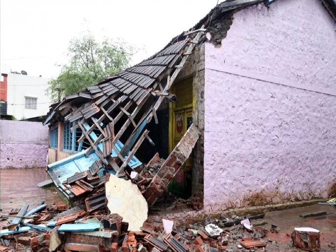 The building of Pachgaon Kendra School in Kolhapur collapsed due to rain | कोल्हापुरातील पाचगाव केंद्र शाळेची इमारत पावसाने ढासळली, रात्रीच्या घटनेने अनर्थ टळला The building of Pachgaon Kendra School in Kolhapur collapsed due to rain | कोल्हापुरातील पाचगाव केंद्र शाळेची इमारत पावसाने ढासळली, रात्रीच्या घटनेने अनर्थ टळला