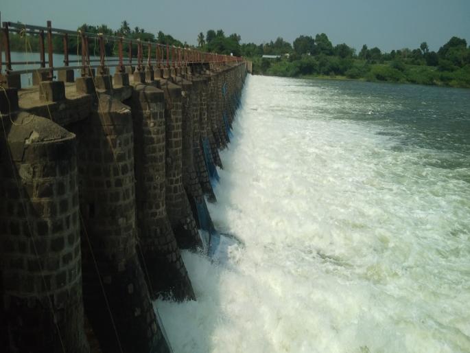 Pachegaon, Punatgaon dams on Pravara river | प्रवरा नदीवरील पाचेगाव, पुनतगाव बंधारे तुडुंब Pachegaon, Punatgaon dams on Pravara river | प्रवरा नदीवरील पाचेगाव, पुनतगाव बंधारे तुडुंब