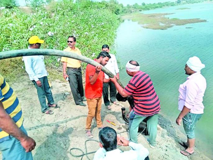 Water theft in the river bank at Pachora | पाचोरा येथे नदीपात्रात पाणी चोरी Water theft in the river bank at Pachora | पाचोरा येथे नदीपात्रात पाणी चोरी