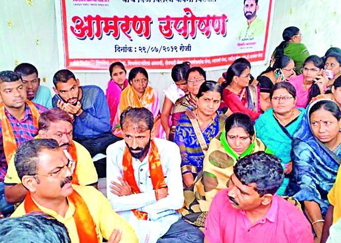 Shiv Sena fast against power company at Panchora | पाचोरा येथे वीज कंपनीविरोधात शिवसेनेचे उपोषण Shiv Sena fast against power company at Panchora | पाचोरा येथे वीज कंपनीविरोधात शिवसेनेचे उपोषण