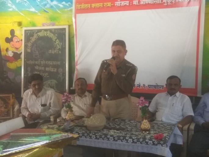 District at Pachora Par. Check allotment to beneficiaries in girl child | पाचोरा येथे जि. प. कन्याशाळेत लाभार्र्थींना धनादेश वाटप